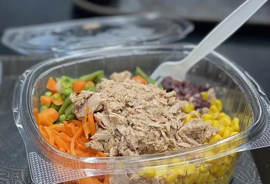 Otra fotografía orientativa para ensalada de atún con repollo