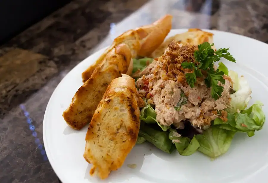 Presentación orientativa de ensalada de atún con repollo