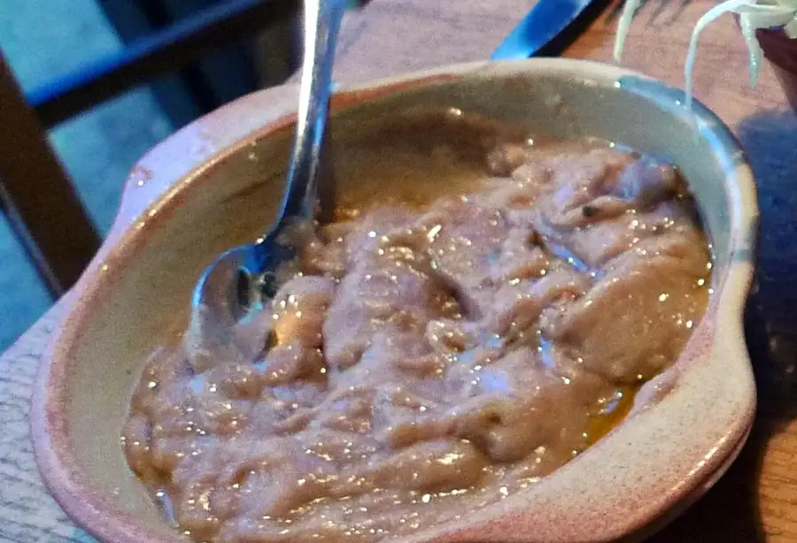 Presentación orientativa de frijoles refritos caseros