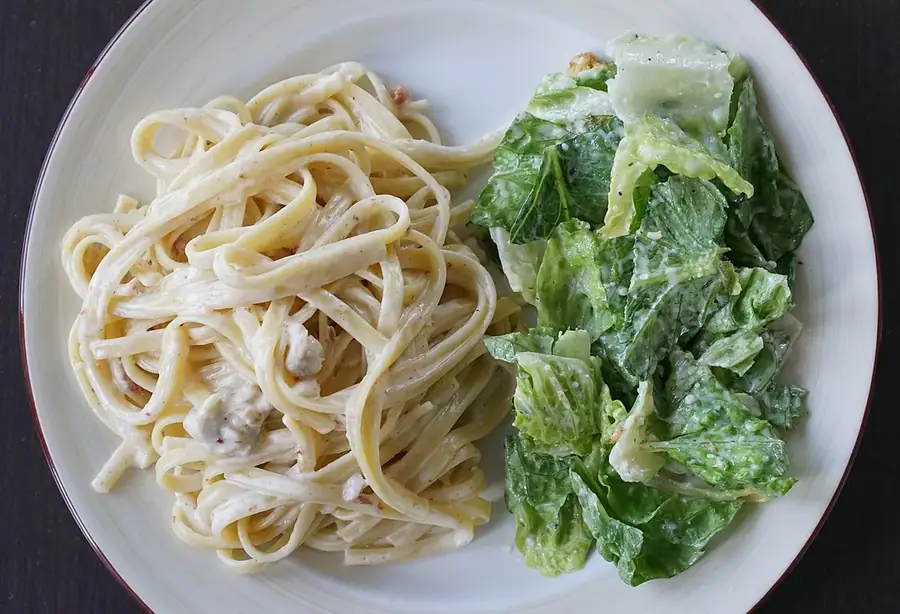 Otra fotografía orientativa para pasta alfredo con pollo en una olla