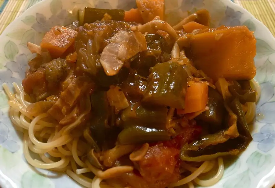 Presentación orientativa de pasta con berenjena y calabacín