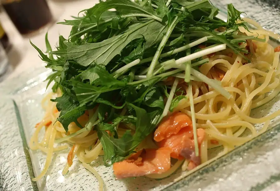 Presentación orientativa de pasta con salmón y verduras