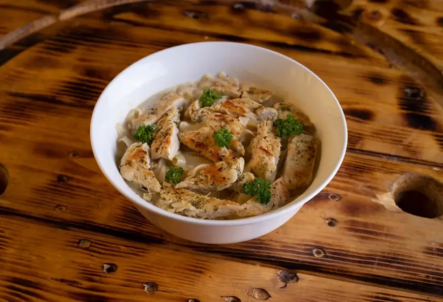 Presentación orientativa de pasta cremosa con pollo y brócoli