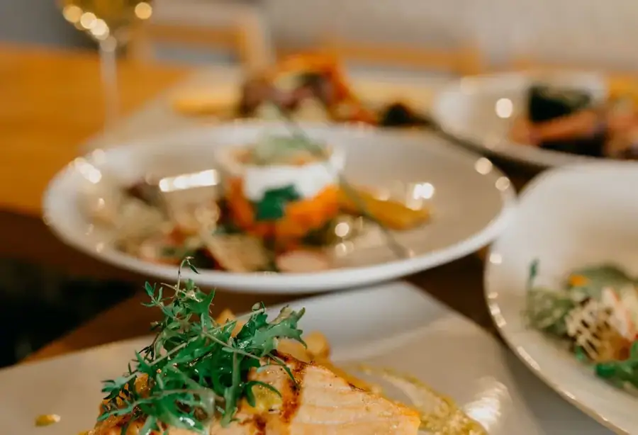 Presentación orientativa de pescado al horno con espinacas