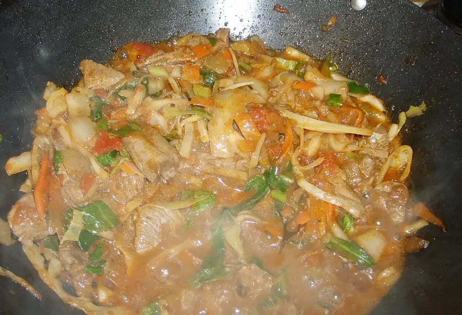 Presentación orientativa de pollo salteado con repollo