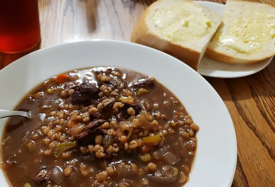 Presentación orientativa de sopa de res y cebada con verduras