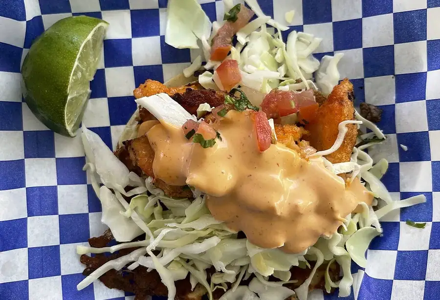 Presentación orientativa de tacos de pescado con repollo