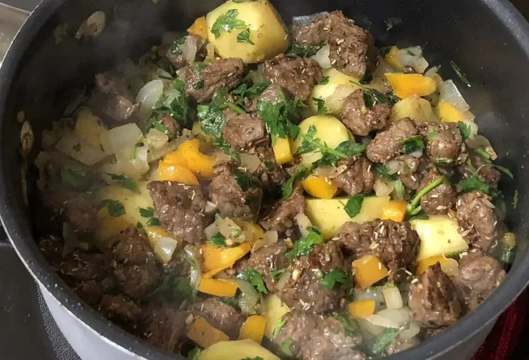 Fotografía ilustrativa de Carne guisada con papas y zanahoria