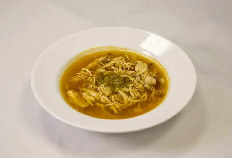 Fotografía ilustrativa de Chili blanco de pollo y frijoles
