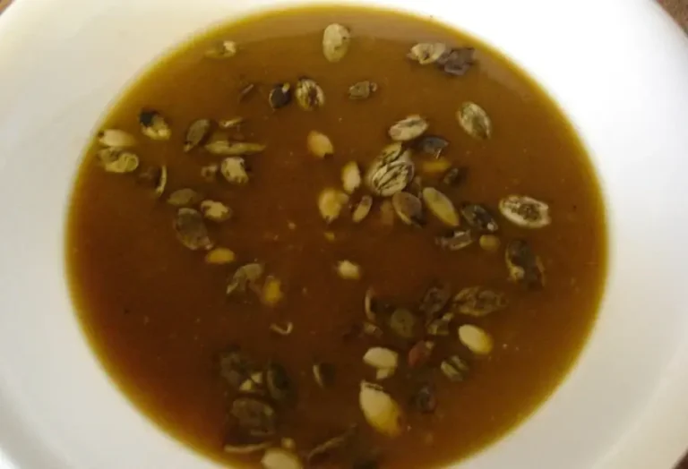 Fotografía ilustrativa de Sopa de frijoles negros y calabaza