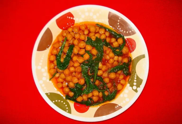 Fotografía ilustrativa de Garbanzos con espinacas y comino